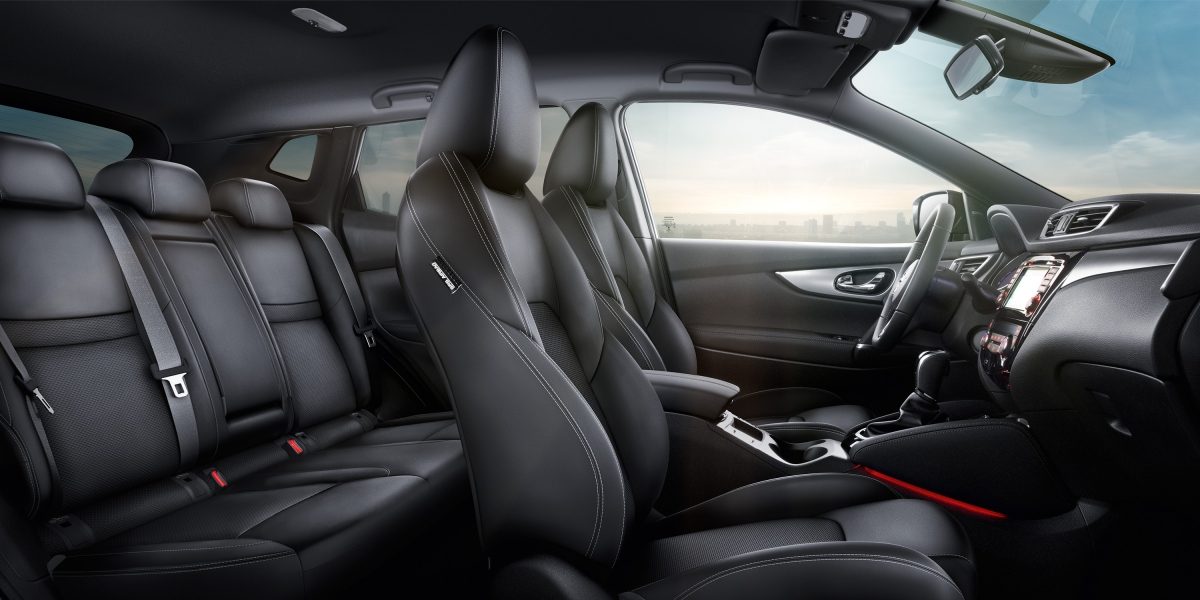 Vaste intérieur du crossover Nissan QASHQAI - Garnitures en tissu noir
