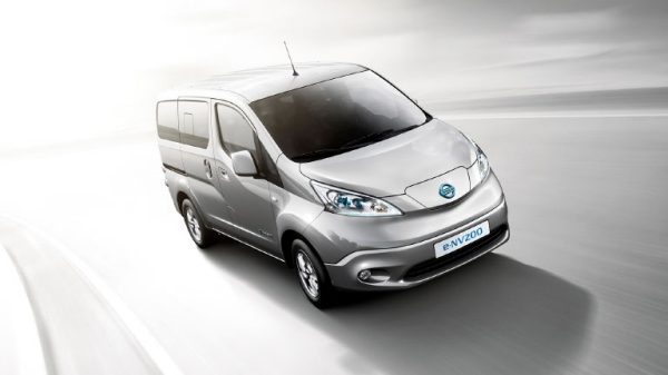 ניסאן e-NV200 - מבט מלפנים בנסיעה בכביש