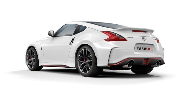 Nissan 370Z Coupe לבן פנינה מטאלי – מבט מאחור