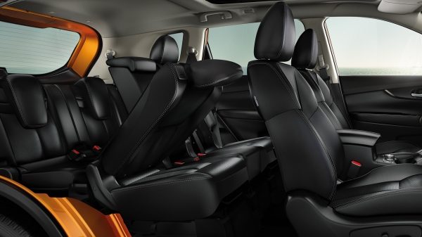 ניסאן X-Trail פנים הרכב - מבט פרופיל על המושבים, שורת מושבים שניה מקופלת חלקית