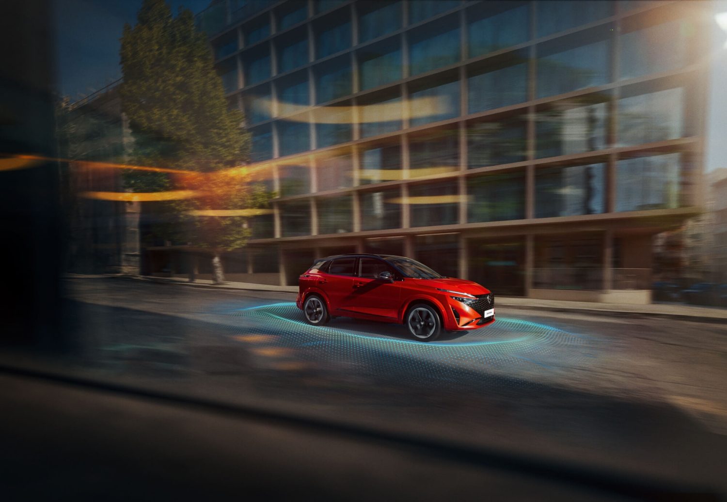 Nissan Qashqai e-POWER driving shot in city – hybrid SUV.Nissan Qashqai e-POWERi sõidupilt linnas – hübriidmaastur.
