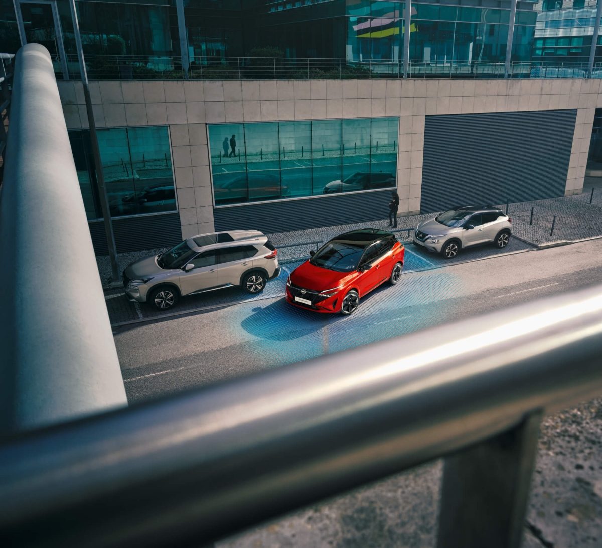 Nissan Qashqai e-POWER pealtvaates parkimispilt linnas – hübriidmaastur.