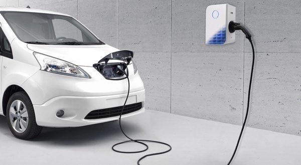 Nouveau Nissan e-NV200 EVALIA en charge sur une wallbox à domicile