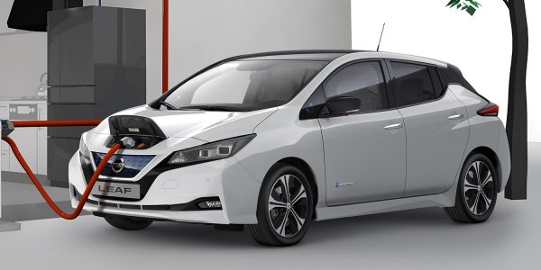 Nissan elbil som blir ladet hjemme