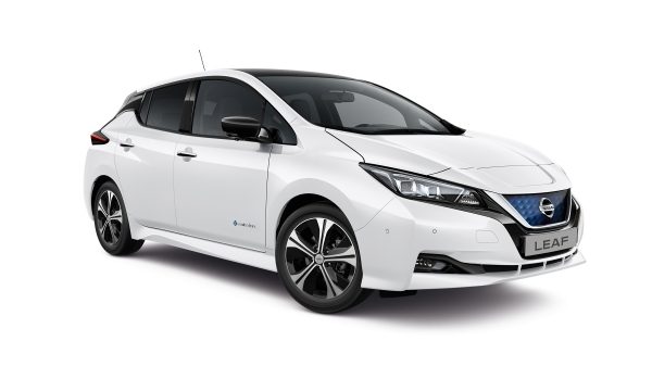 Pogled sprijeda iskosa na novi Nissan LEAF