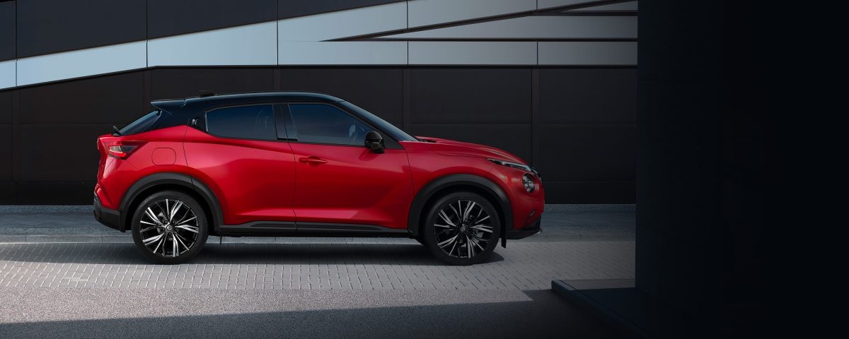 Nissan JUKE geparkeerd in de stad zijaanzicht