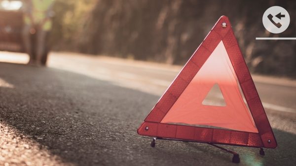 Femme dans une voiture regardant dehors