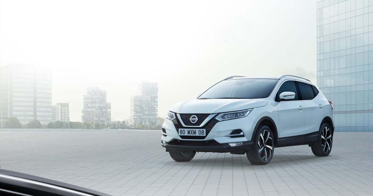 Nissan QASHQAI geparkeerd in een moderne stad
