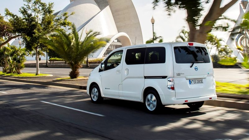 Jaunais Nissan e-NV200 Evalia — 3/4 skats no aizmugures, braucot pilsētā