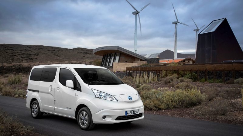 Jaunais Nissan e-NV200 Evalia novietots stāvēšanai vēja turbīnu tuvumā