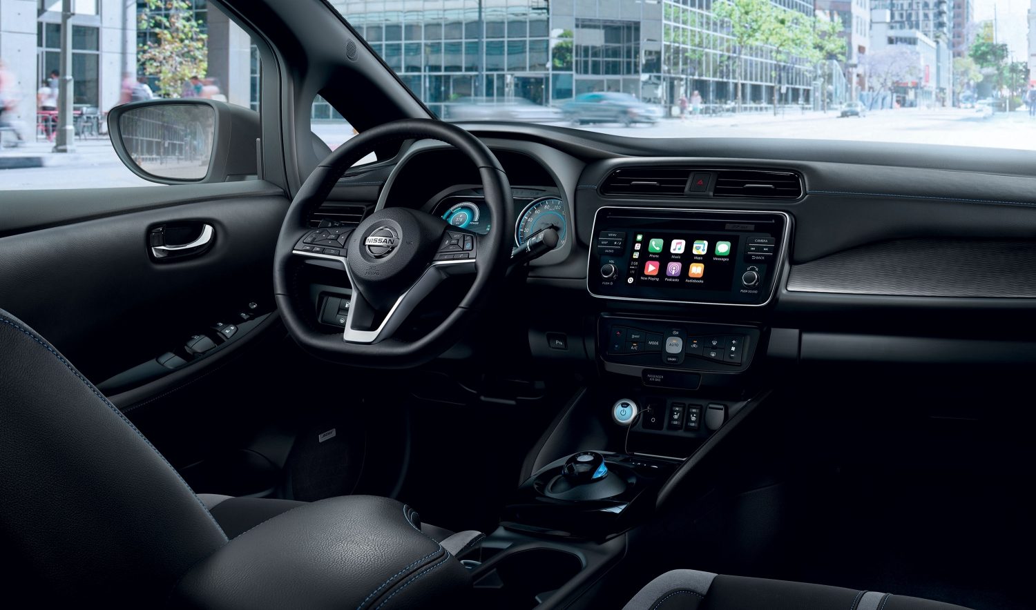 Smartphone avec écran LEAF et Nissan LEAF en arrière-plan