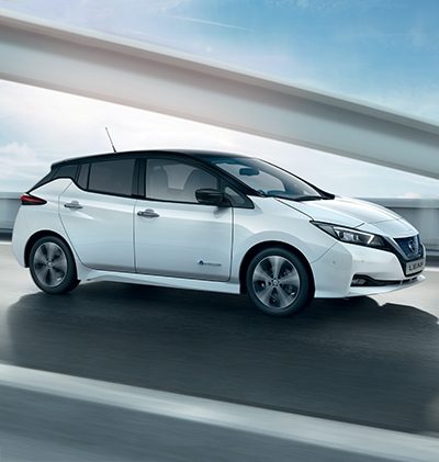 Nissan LEAF dans le désert, un homme assis sur son toit