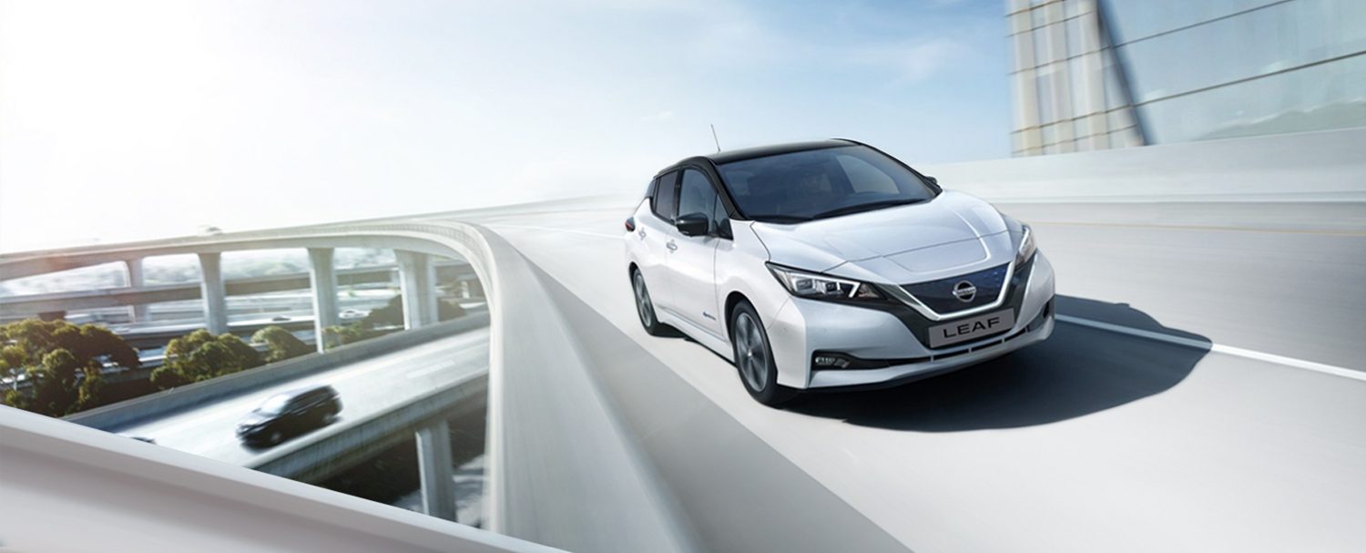 Nissan LEAF ajamassa sillalla, varustettu e-pedal-kuvakkeella