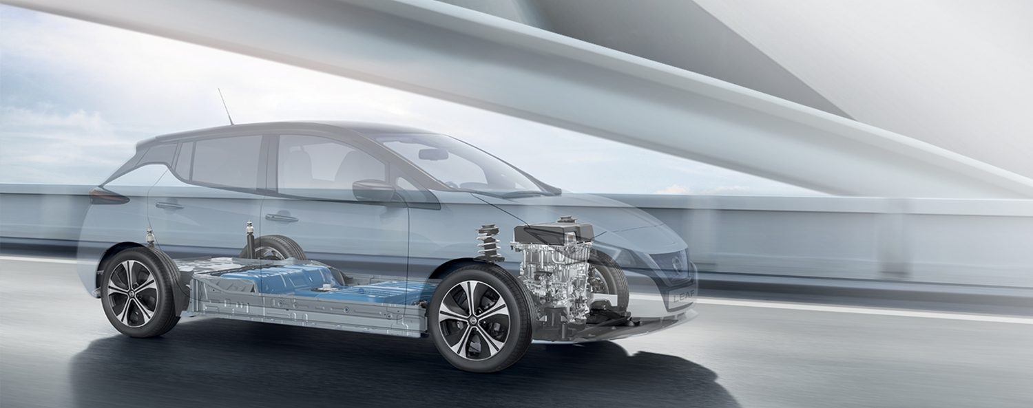 Nissan LEAF profiilikuvassa liikkeellä, akku ja voimansiirto näkyvät