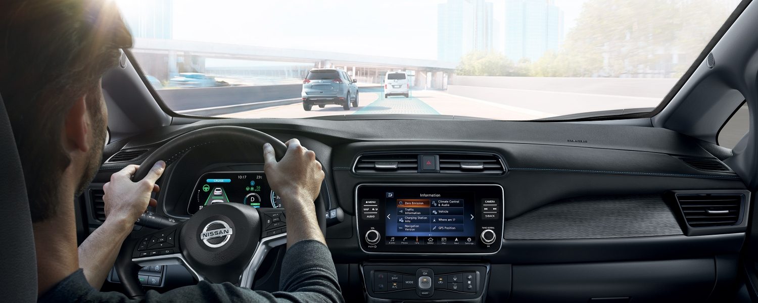Sisänäkymä Nissan LEAFin keskikonsolista