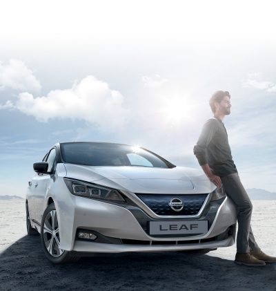 Nissan LEAF tuksnesī, automobilī sēž cilvēks
