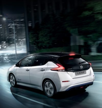 Nissan LEAF brauc naktī pa pilsētu