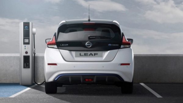 Nissan LEAF od zadaj pri polnjenju na polnilni postaji za hitro polnjenje na parkirnem mestu