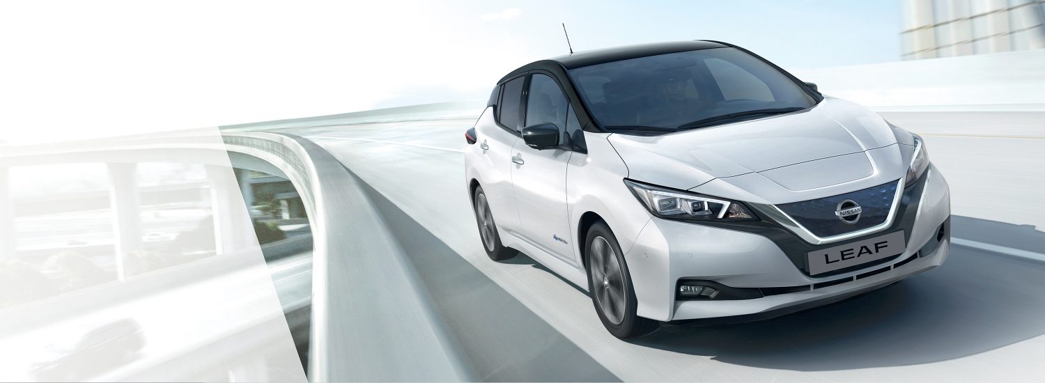 Nissan LEAF e+ v dvobarvni rdeče-črni kombinaciji med vožnjo po mostu