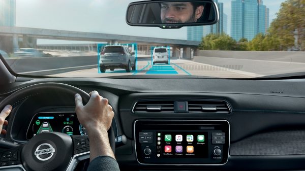 Nissan LEAF – pogled v notranjost z grafičnim prikazom sistema ProPILOT na cesti