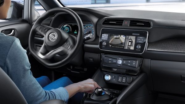 Nissan LEAF pri parkiranju s sistemom ProPILOT Park