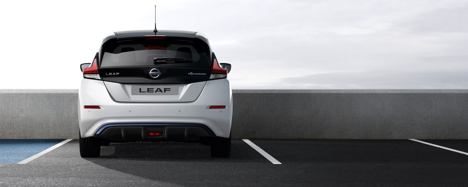 Vista traseira do Nissan LEAF estacionado