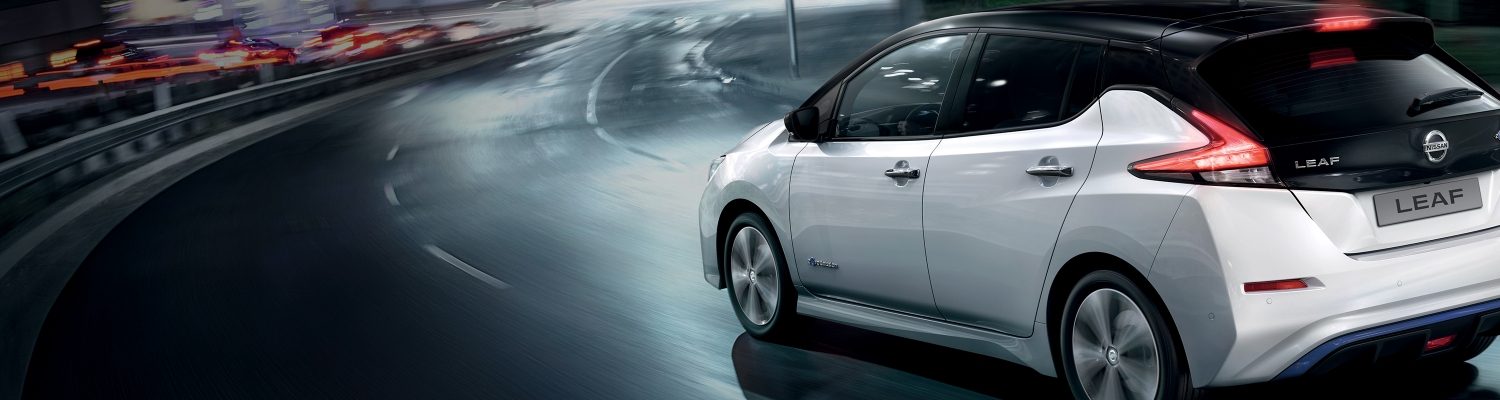 Condução do Nissan LEAF na cidade à noite
