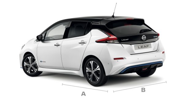 Nissan LEAF 3/4 achteraanzicht met lijnen voor afmetingen