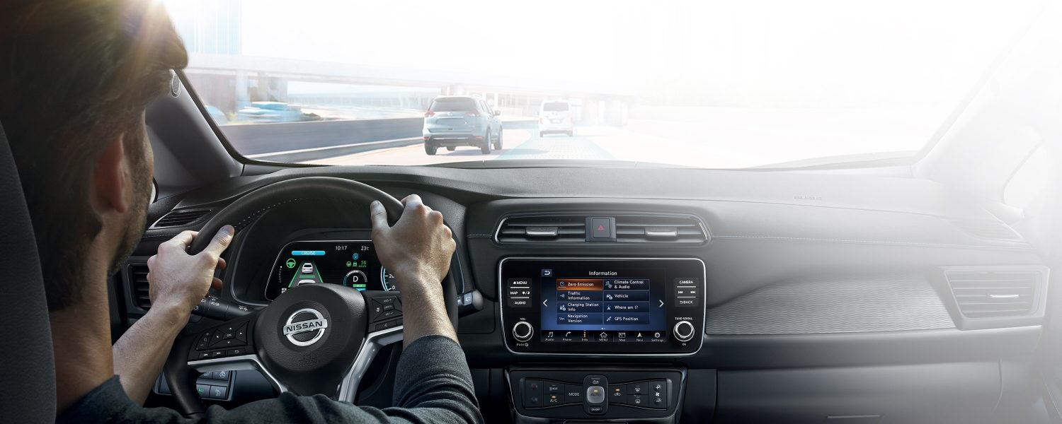 Achteraanzicht interieur van een man die in een Nissan LEAF rijdt