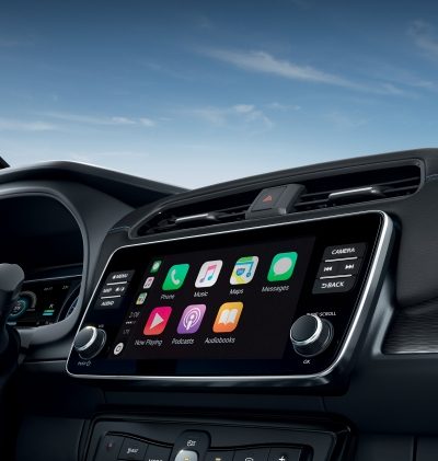 3/4-Innenansicht der Konsole des NISSAN LEAF mit App-Bildschirm