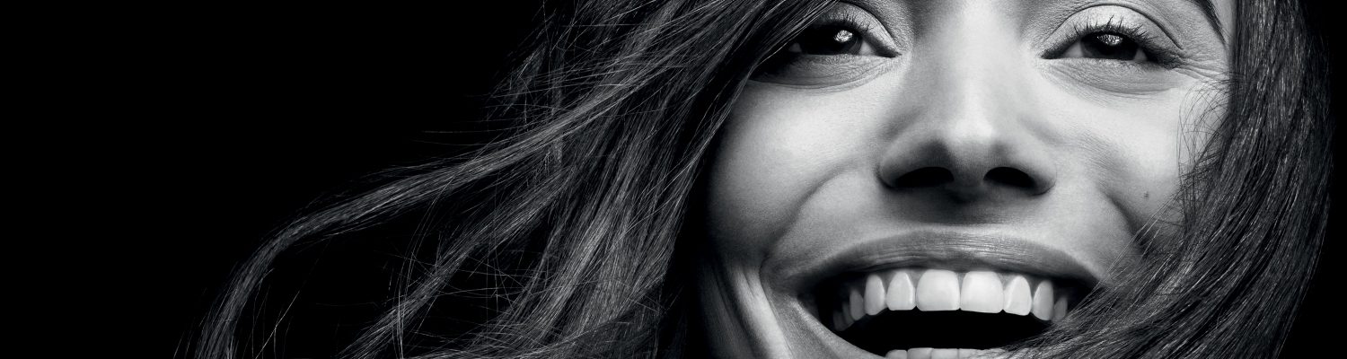 Gros plan sur une femme souriante
