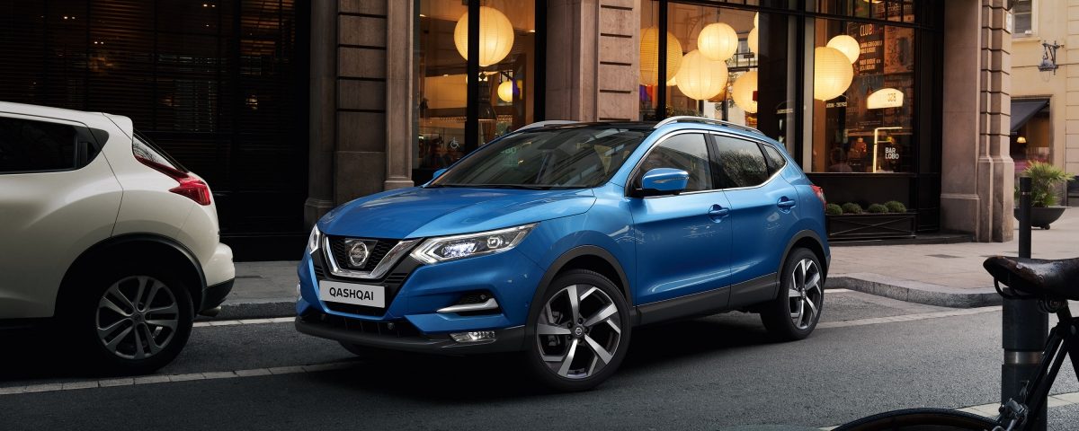 Vue 3/4 face du crossover Nissan QASHQAI en stationnement