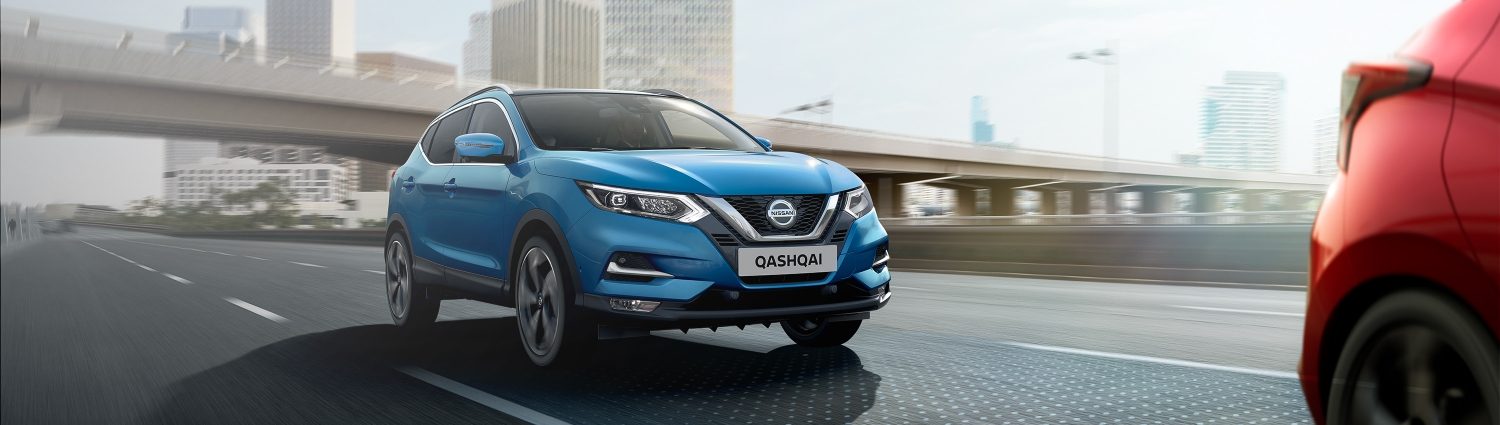 Вид сзади с фигурами при движении кроссовера Nissan QASHQAI по автомагистрали