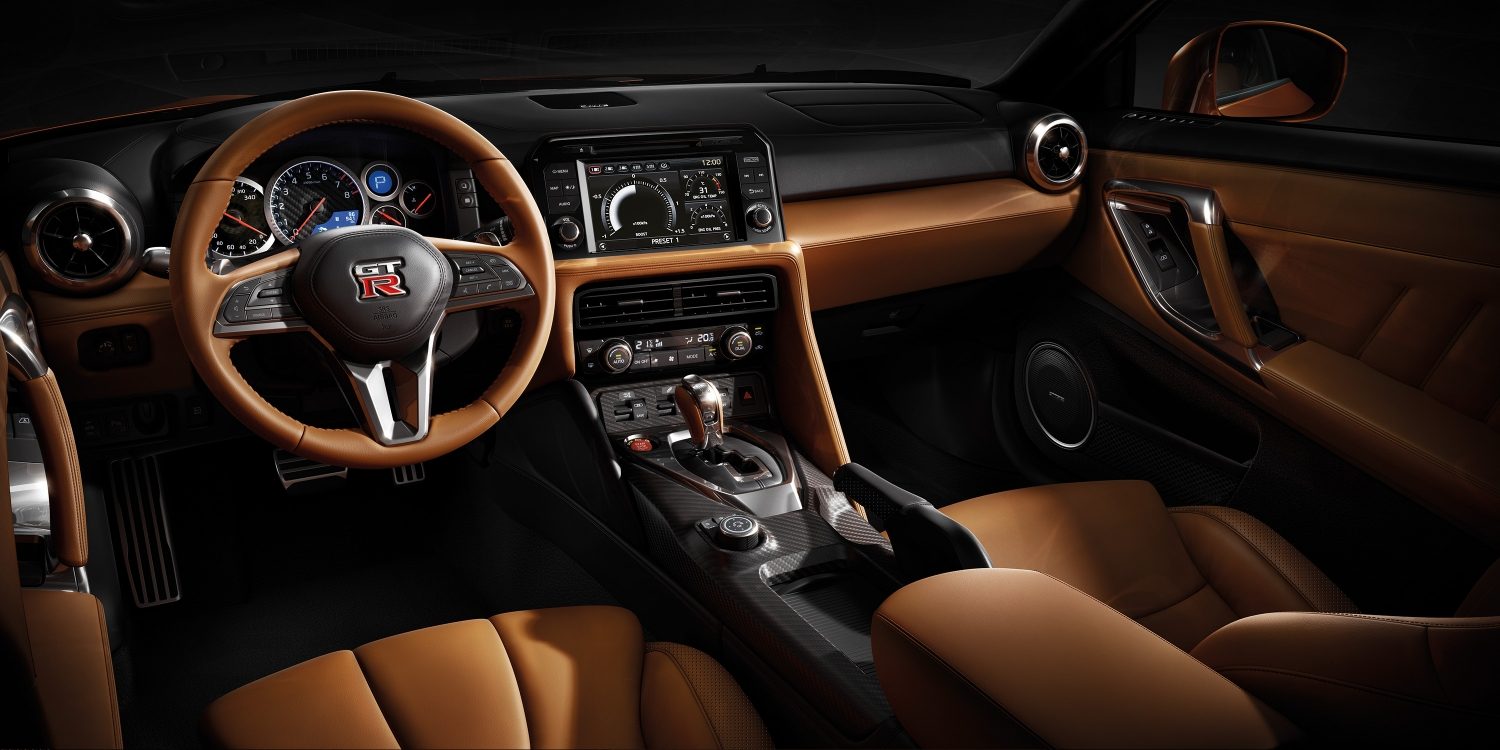 NISSAN GT-R интериор