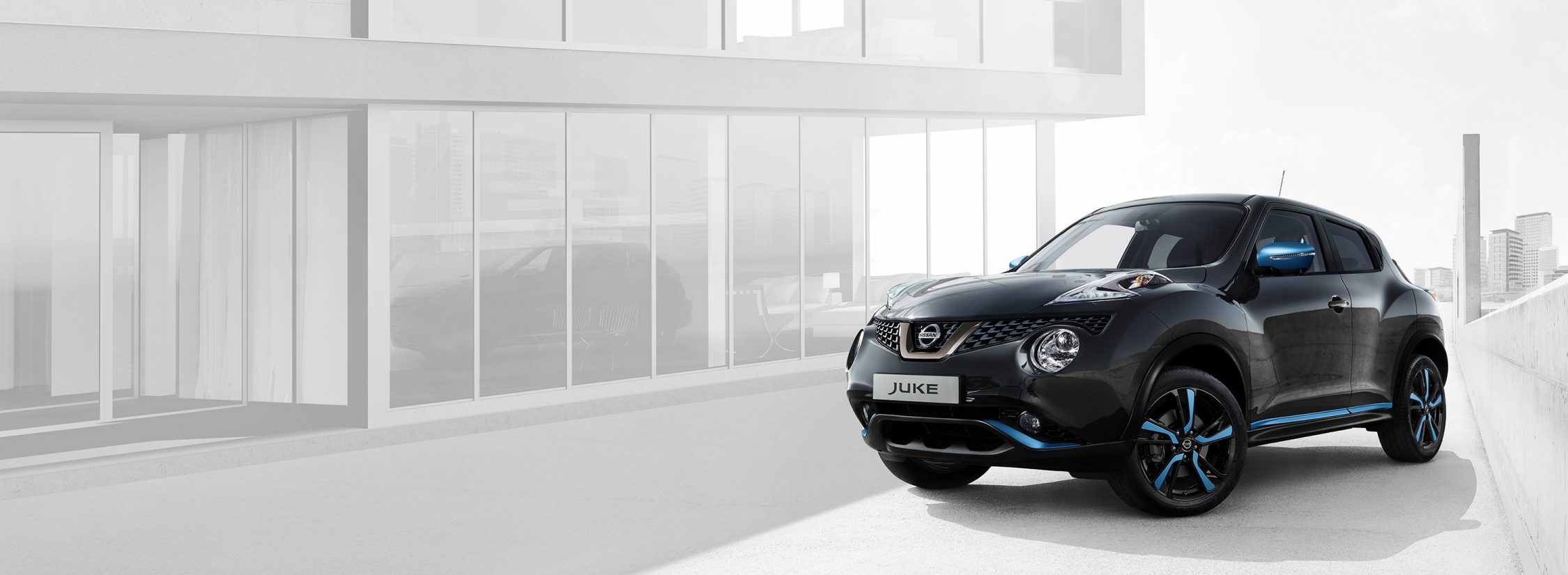 Черный Nissan JUKE 2018, вид спереди с поворотом на 3/4, элементы персонализации синего цвета Power Blue
