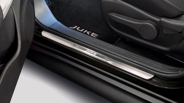 Nissan JUKE 2018: накладка на поріг із білою підсвіткою