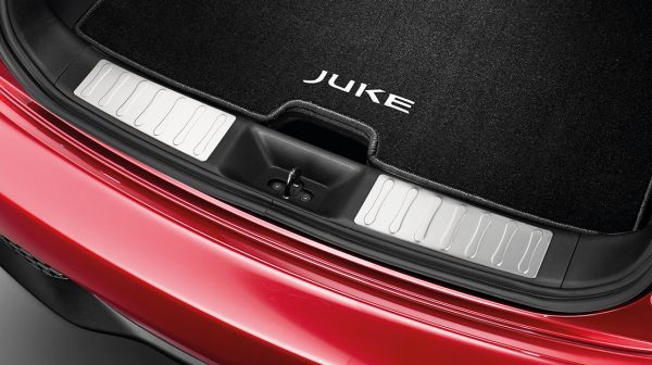 Nissan JUKE 2018: накладка на поріг багажника