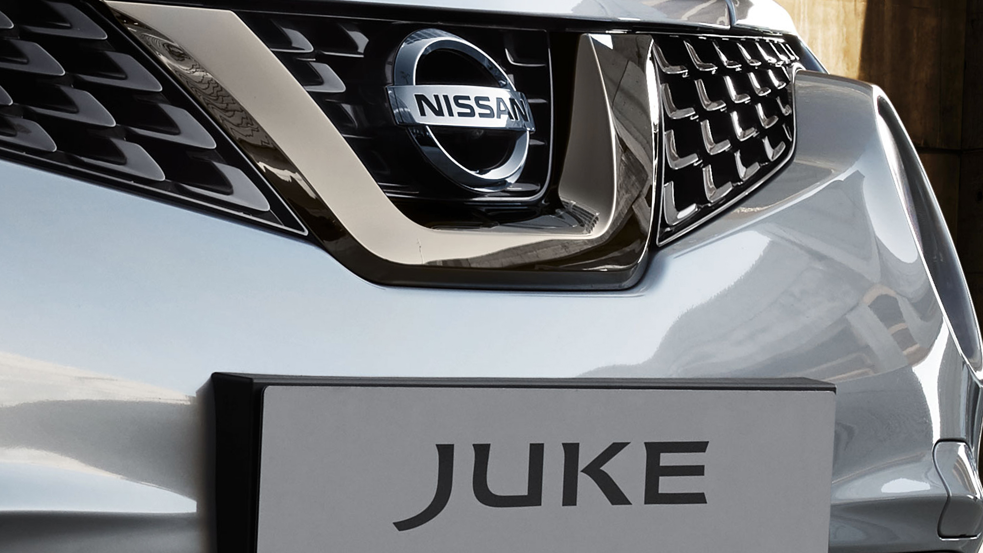 Nissan JUKE 2018: V-образная решетка радиатора