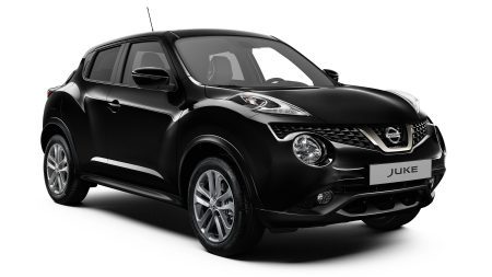 Чорний Nissan JUKE 2018, вигляд спереду з поворотом на 3/4