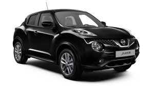 Черный Nissan JUKE 2018, вид спереди с поворотом на 3/4