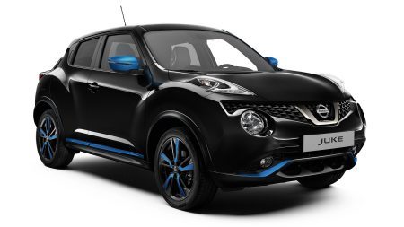 Чорний Nissan JUKE 2018, вигляд спереду з поворотом на 3/4, елементи персоналізації синього кольору Power Blue