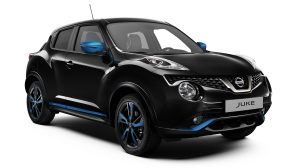 Черный Nissan JUKE 2018, вид спереди с поворотом на 3/4, элементы персонализации синего цвета Power Blue