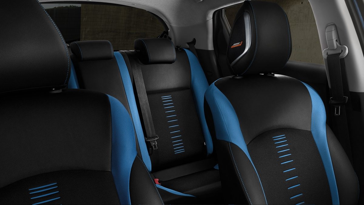 Nissan JUKE 2018: синяя (Power Blue) отделка салона