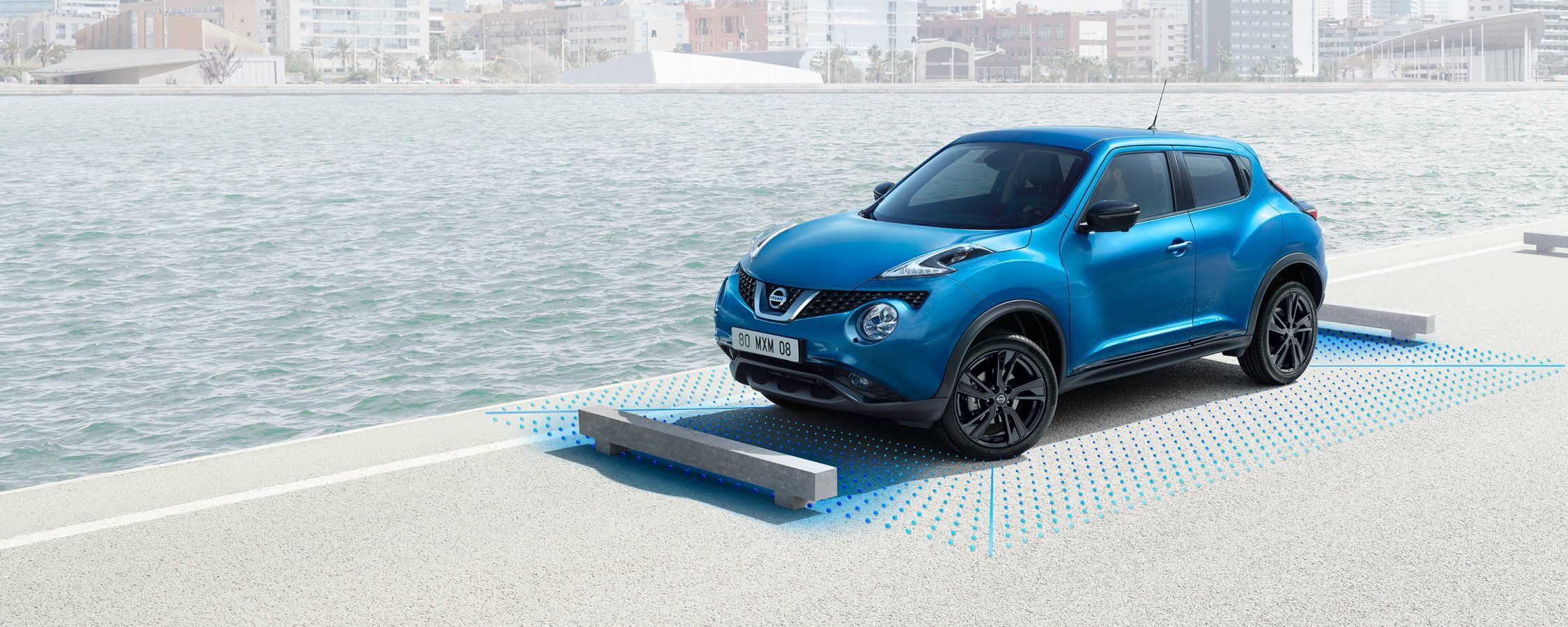 Nissan JUKE 2018: парковка с поворотом 3/4 с системой кругового обзора