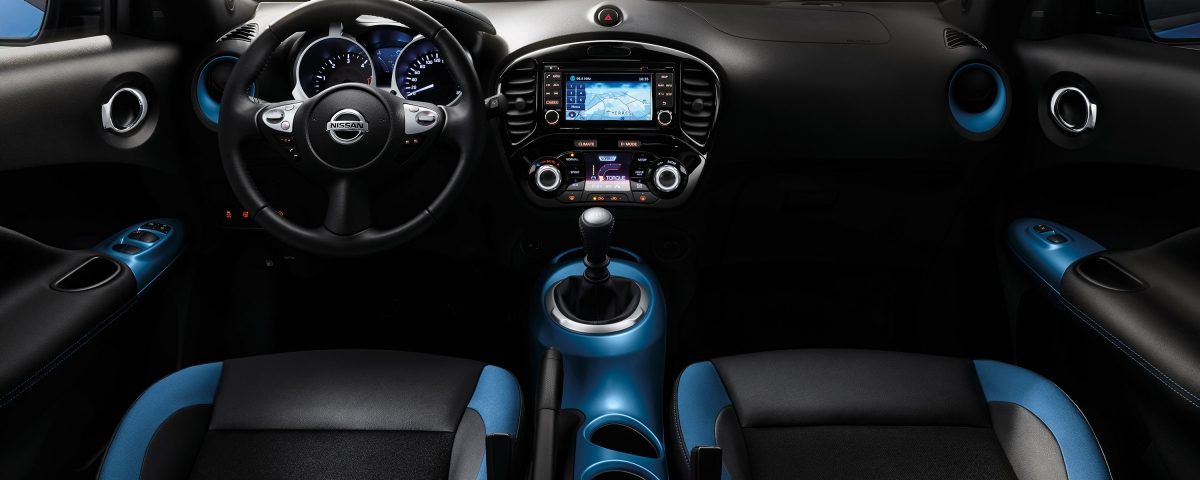 Nissan JUKE 2018: персонализированный интерьер синего цвета