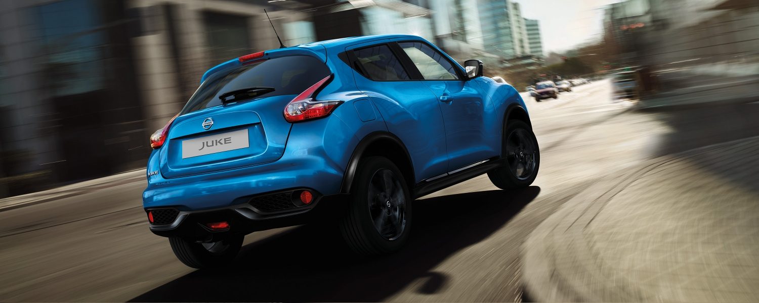 Nissan JUKE 2018 года на повороте: снимок в движении, вид сзади