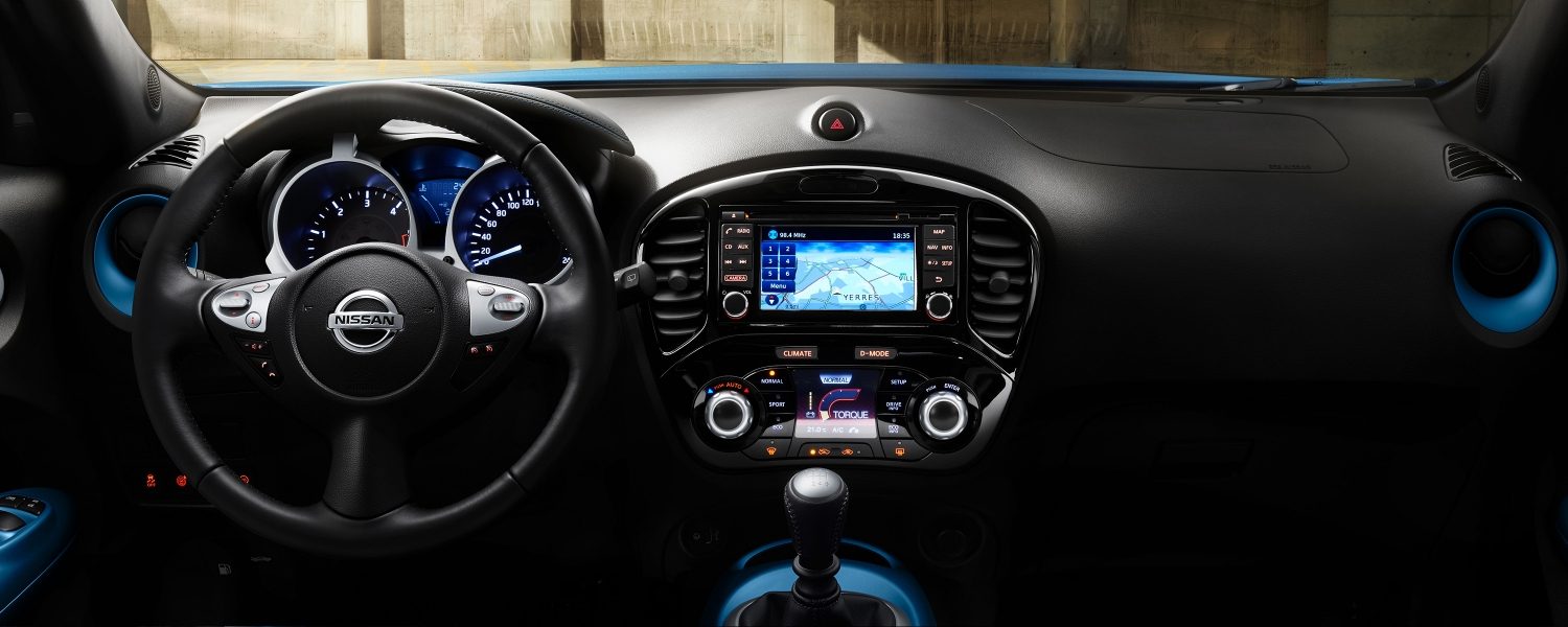 Салон Nissan JUKE 2018 года: приборная панель, руль и центральная консоль