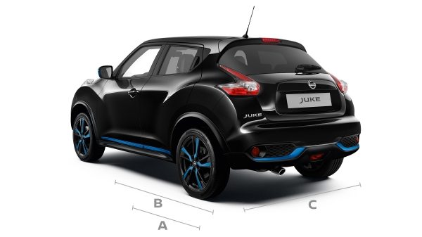 Снимок Nissan JUKE 2018 с указанными размерами, вид сзади с поворотом на 3/4