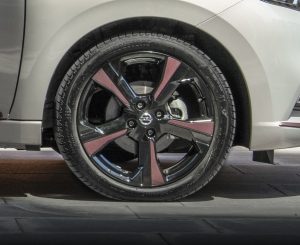 Nahaufnahme der Streifen für Leichtmetallfelgen des NISSAN MICRA N-Style