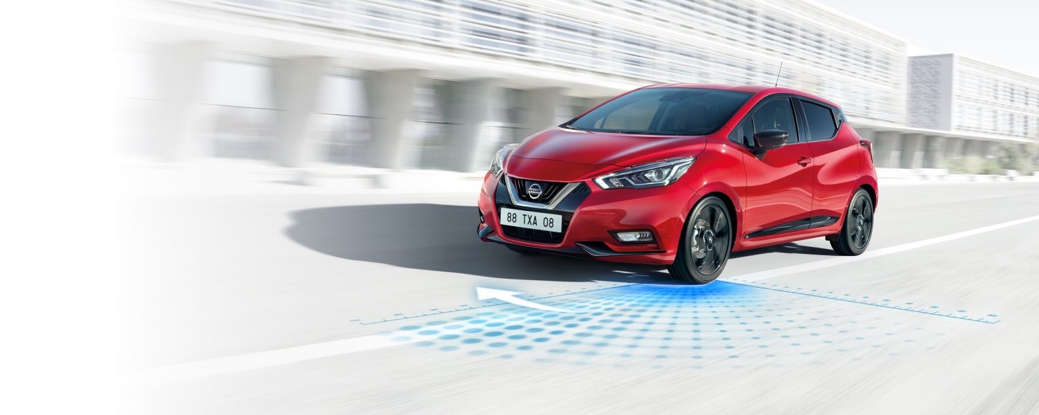 Aufnahme des NISSAN MICRA N-Style beim Fahren mit NISSAN Intelligent Mobility Punkten auf der Fahrbahn